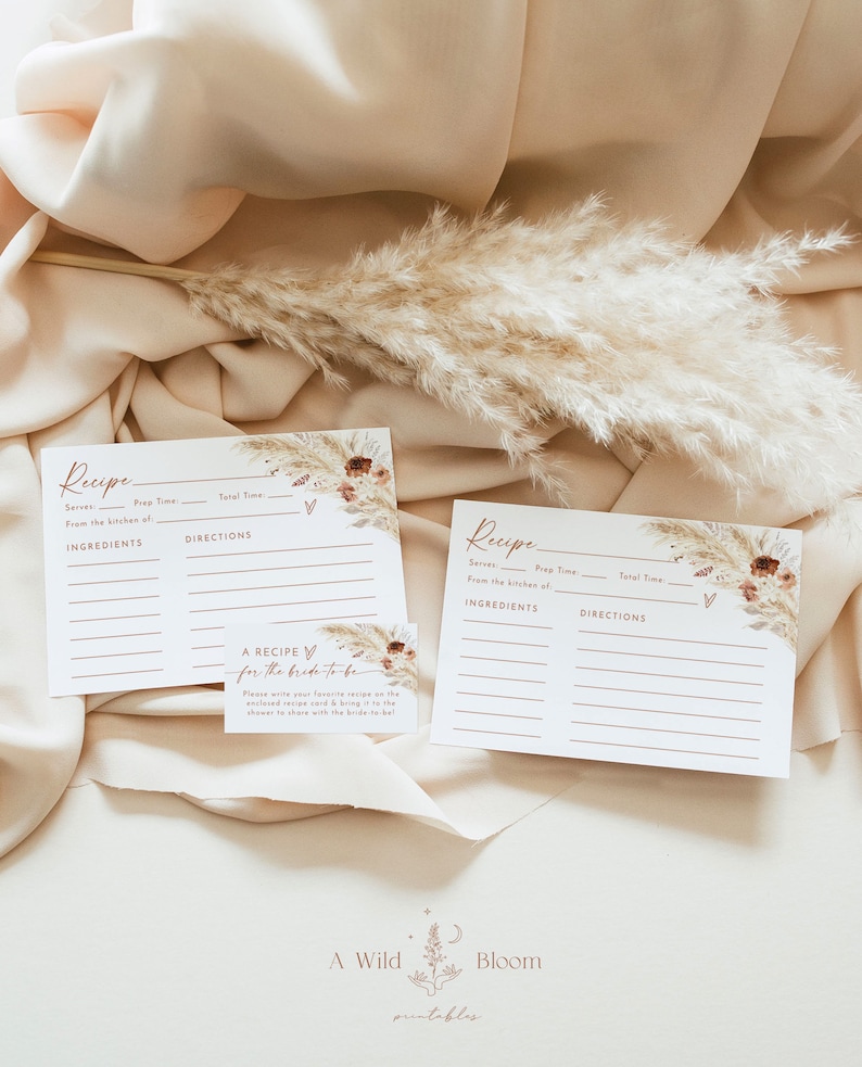 Pu&ograve; includere: Due schede di ricette stampabili con un tema boho. Le schede hanno uno sfondo marrone chiaro con un design floreale e un carattere scritto a mano. Il testo sulle schede recita "Ricetta" e include spazi per il nome della ricetta, le porzioni, il tempo di preparazione, il tempo totale, gli ingredienti e le istruzioni. Una scheda pi&ugrave; piccola con un design simile recita "Una ricetta per la sposa".