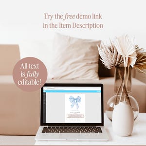 Może przedstawiać: Laptop wyświetla projekt zaproszenia na baby shower z niebieską kokardą. Tekst na ekranie brzmi "Baby Shower" i "Mother-to-be". Obraz zawiera r&oacute;wnież tekst "All text is fully editable!" i "Try the free demo link in the Item Description."