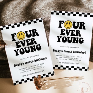 Op de afbeelding: Een zwart-wit geblokte verjaardagsuitnodiging met een gele smiley met bliksemschichten voor ogen. De tekst luidt "Four Ever Young" en bevat de details voor Brady's vierde verjaardag.