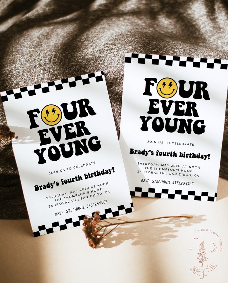 Op de afbeelding: Een zwart-wit geblokte verjaardagsuitnodiging met een gele smiley met bliksemschichten voor ogen. De tekst luidt "Four Ever Young" en bevat de details voor Brady's vierde verjaardag.