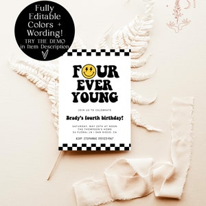 Op de afbeelding: Een zwart-witte verjaardagsuitnodiging met een geruite rand. De uitnodiging zegt "Four Ever Young" met een geel smiley-gezicht met bliksemschichten voor ogen. De uitnodiging is voor Brady's vierde verjaardag en bevat de datum, tijd, locatie en RSVP-informatie.