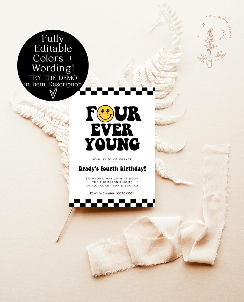 Op de afbeelding: Een zwart-witte verjaardagsuitnodiging met een geruite rand. De uitnodiging zegt "Four Ever Young" met een geel smiley-gezicht met bliksemschichten voor ogen. De uitnodiging is voor Brady's vierde verjaardag en bevat de datum, tijd, locatie en RSVP-informatie.