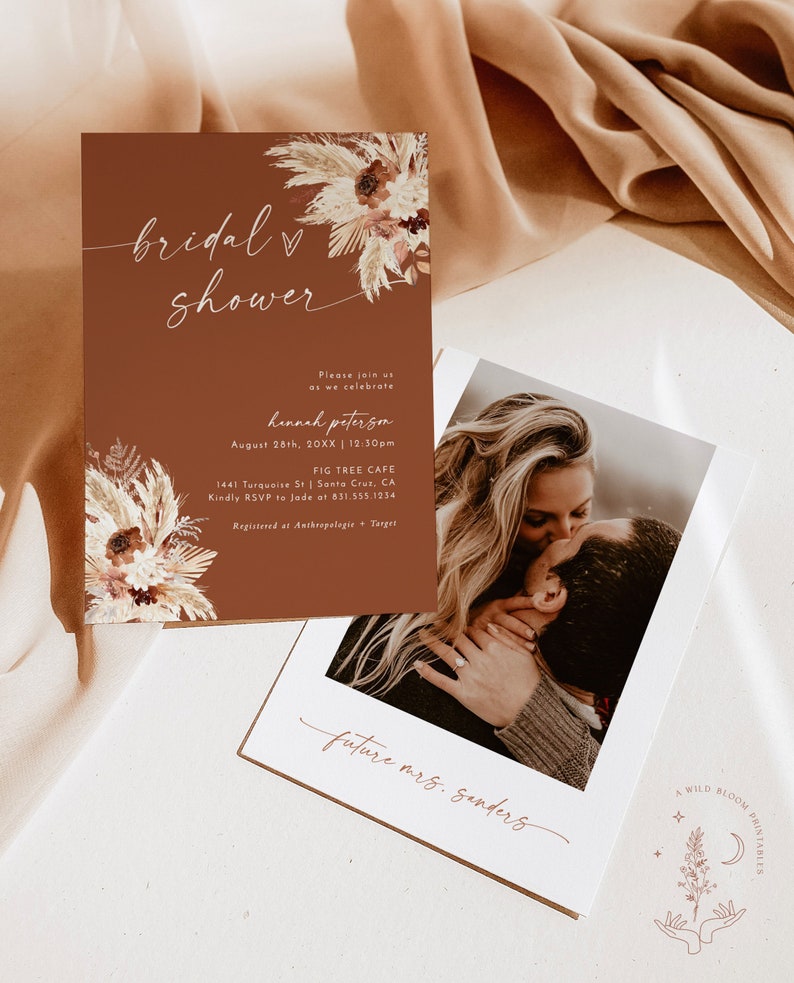 Może przedstawiać: Brązowa karta zaproszenia z białym wzorem kwiatowym i tekstem "bridal shower" w białym piśmie. Zaproszenie jest na wiecz&oacute;r panieński dla Hannah Peterson 26 sierpnia o 12:30 w Fig Tree Cafe w Santa Cruz, Kalifornia. Zaproszenie zawiera r&oacute;wnież tekst "future mrs. Sanders" w białym piśmie.
