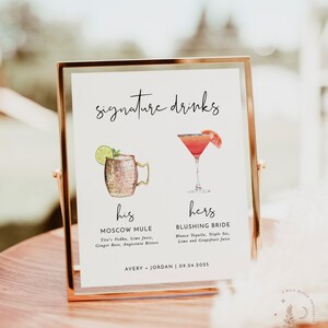K&ouml;nnte beinhalten: Ein druckbares Schild mit dem Text "signature drinks" oben. Das Schild zeigt zwei Illustrationen von Cocktails, eine mit der Bezeichnung "his Moscow Mule" und die andere mit der Bezeichnung "hers Blushing Bride". Das Schild enth&auml;lt auch die Namen Avery und Jordan sowie das Datum 09.24.2025.
