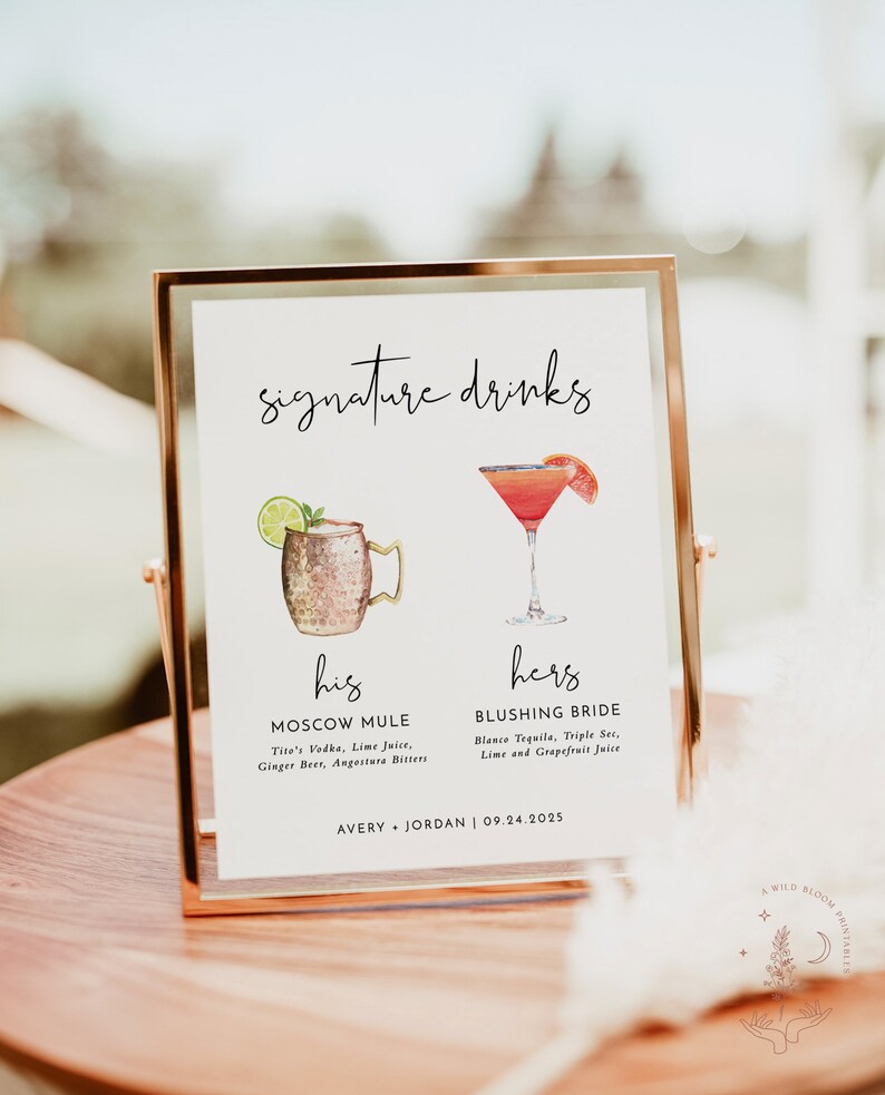 K&ouml;nnte beinhalten: Ein druckbares Schild mit dem Text "signature drinks" oben. Das Schild zeigt zwei Illustrationen von Cocktails, eine mit der Bezeichnung "his Moscow Mule" und die andere mit der Bezeichnung "hers Blushing Bride". Das Schild enth&auml;lt auch die Namen Avery und Jordan sowie das Datum 09.24.2025.