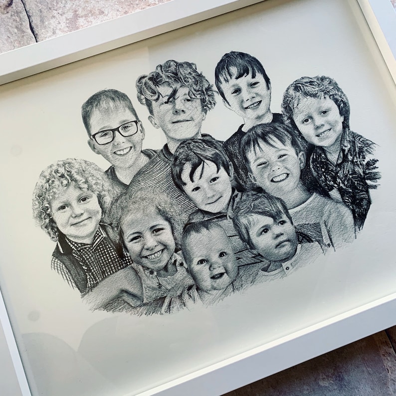 Pu&ograve; includere: Un disegno a matita in bianco e nero di un gruppo di bambini, tutti sorridenti. I bambini sono disposti in cerchio, con le loro teste vicine. Il disegno &egrave; incorniciato in una cornice bianca.