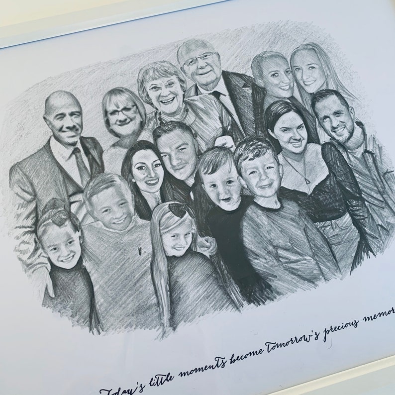 Pu&ograve; includere: Un disegno a matita in bianco e nero di un grande gruppo familiare. La famiglia &egrave; in posa in modo informale e rilassato, con gli adulti dietro e i bambini davanti. Il disegno &egrave; realizzato in uno stile realistico, con attenzione ai dettagli nei tratti del viso e negli abiti.