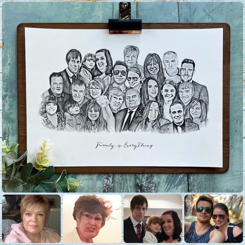 Pu&ograve; includere: Un disegno a matita in bianco e nero di un grande ritratto di famiglia. Il disegno &egrave; incorniciato e include il testo "Family is Everything".
