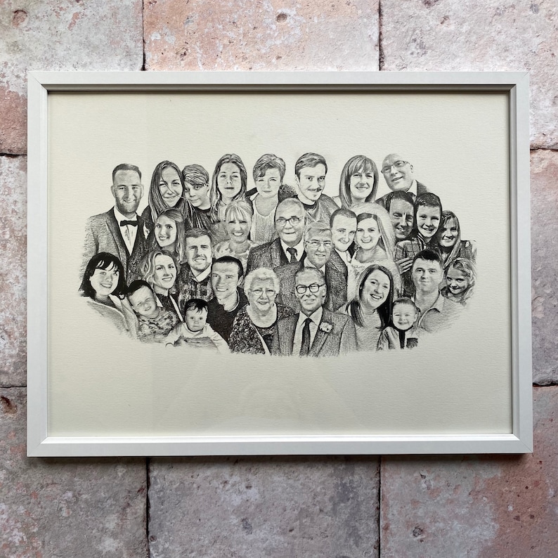 Pu&ograve; includere: Un disegno a matita in bianco e nero di un grande ritratto di famiglia. La famiglia &egrave; in posa su pi&ugrave; file, con gli adulti dietro e i bambini davanti. Il disegno &egrave; incorniciato in una cornice bianca.