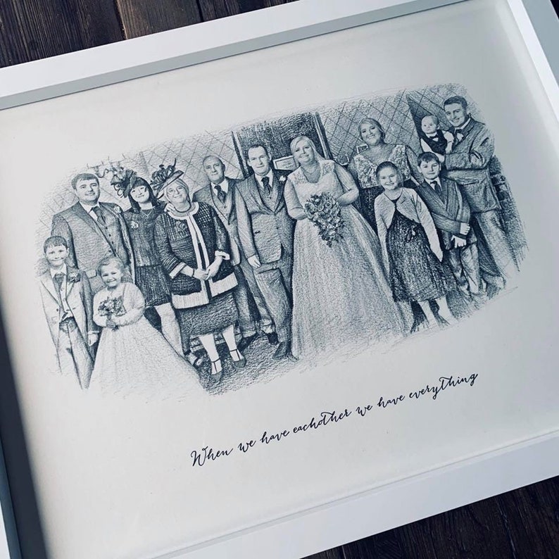 Pu&ograve; includere: Un disegno a matita in bianco e nero di un gruppo familiare, tra cui una sposa e uno sposo, in piedi davanti a un edificio. Il disegno &egrave; incorniciato e include il testo "When we have each other we have everything".