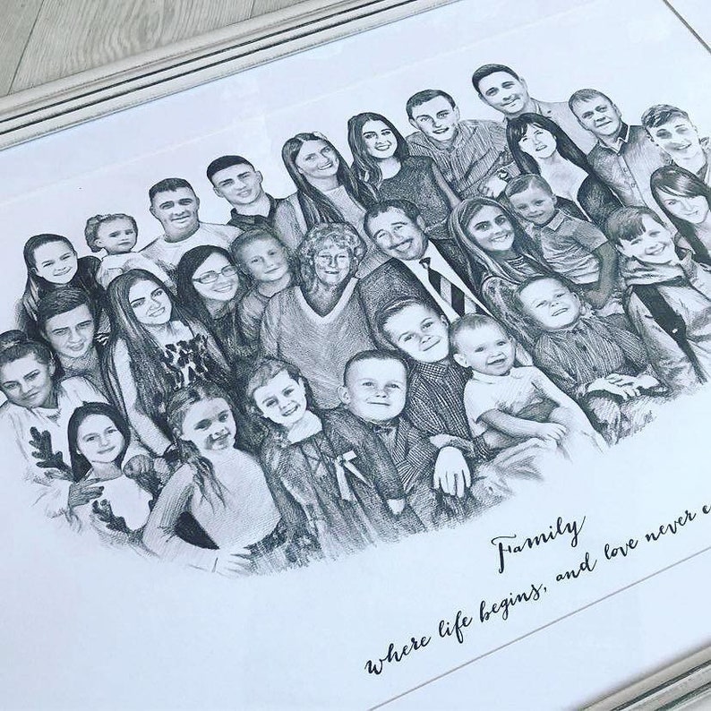 Pu&ograve; includere: Un disegno a matita in bianco e nero di un grande ritratto di famiglia. La famiglia &egrave; disposta in cerchio con i membri pi&ugrave; giovani in primo piano. Il disegno &egrave; su sfondo bianco con il testo "Family where life begins, and love never ends" in basso.
