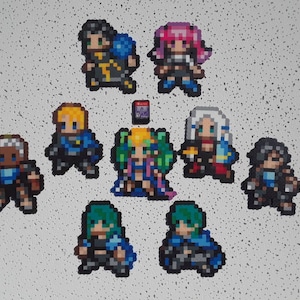 Può includere: Una collezione di otto figure in pixel art, ognuna raffigurante un personaggio diverso. Le figure sono fatte di piccole perline colorate e sono disposte in cerchio su uno sfondo bianco. I personaggi indossano tutti abiti diversi e hanno acconciature uniche.