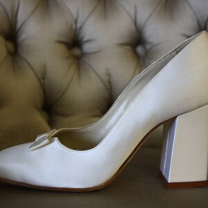 The "Lolita" vintage shoe by VANESSA NOEL. White Satin Square Toe Pump