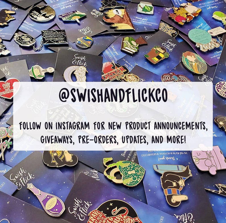 K&ouml;nnte beinhalten: Eine Sammlung von Emaille-Pins mit verschiedenen Designs, darunter ein Buch, ein Zauberstab, ein Herz und eine Kreatur. Die Pins sind auf einem blauen Hintergrund mit Sternen angeordnet. Der Text "@SWISHANDFLICKCO" und "FOLLOW ON INSTAGRAM FOR NEW PRODUCT ANNOUNCEMENTS, GIVEAWAYS, PRE-ORDERS, UPDATES, AND MORE!" ist auf dem Bild sichtbar.