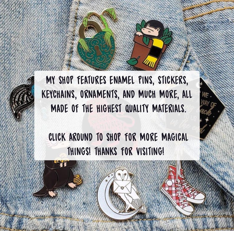 K&ouml;nnte beinhalten: Eine Sammlung von Emaille-Pins mit verschiedenen Designs, darunter ein herzf&ouml;rmiges Schl&uuml;sselloch, eine Topfpflanze mit einem Schal, eine schwarz-wei&szlig;e Eule, ein rot-wei&szlig; kariertes Schuh und eine schwarze Kreatur mit einem runden K&ouml;rper und kleinen Beinen. Die Pins sind auf einem blauen Jeansstoff-Hintergrund abgebildet. Der Text "MY SHOP FEATURES ENAMEL PINS, STICKERS, KEYCHAINS, ORNAMENTS, AND MUCH MORE, ALL MADE OF THE HIGHEST QUALITY MATERIALS. CLICK AROUND TO SHOP FOR MORE MAGICAL THINGS! THANKS FOR VISITING!" ist im Bild sichtbar.