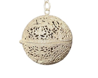 Metal Retro Style Hollow Flower And Bird Pattern Decoration Aromatherapy Ball Pendant