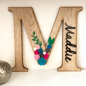 Carta decorativa de madera personalizada / Cartas personalizadas hechas a mano / Signo de dormitorio de letras para niños / Signo de dormitorio de flores de fieltro hechas a mano