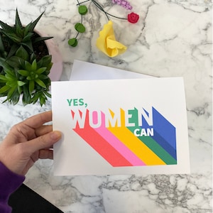 Ja, vrouwen kunnen kaarten | Motiverende kaart | Inspirerende vrouwenkaart | Rainbow Design Vrouwen kunnen kaarten | Ja dat kan ze | Feministische suffragette geschenk