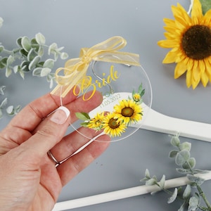 Etiqueta para colgar en forma de girasol transparente personalizada para bodas / Temática de boda con girasoles / Percha para vestidos de novia personalizada / Ideas para fotografías de fiestas nupciales