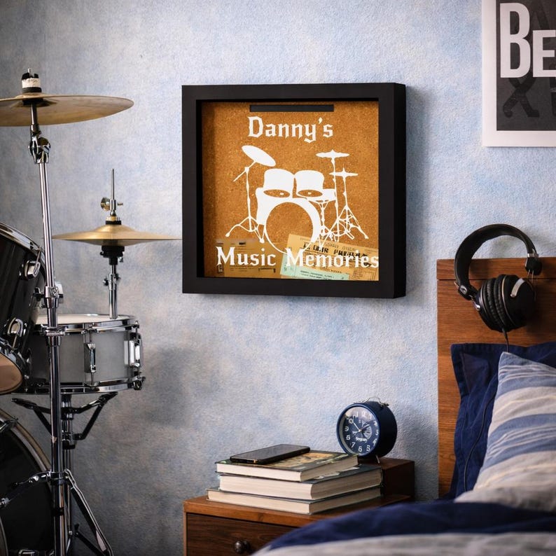 Caja de recogida de entradas personalizada para conciertos / Caja de recuerdo de entradas y pulseras / Soporte para la recogida de talones de entradas / Caja de entradas para conciertos con diseño de batería imagen 1