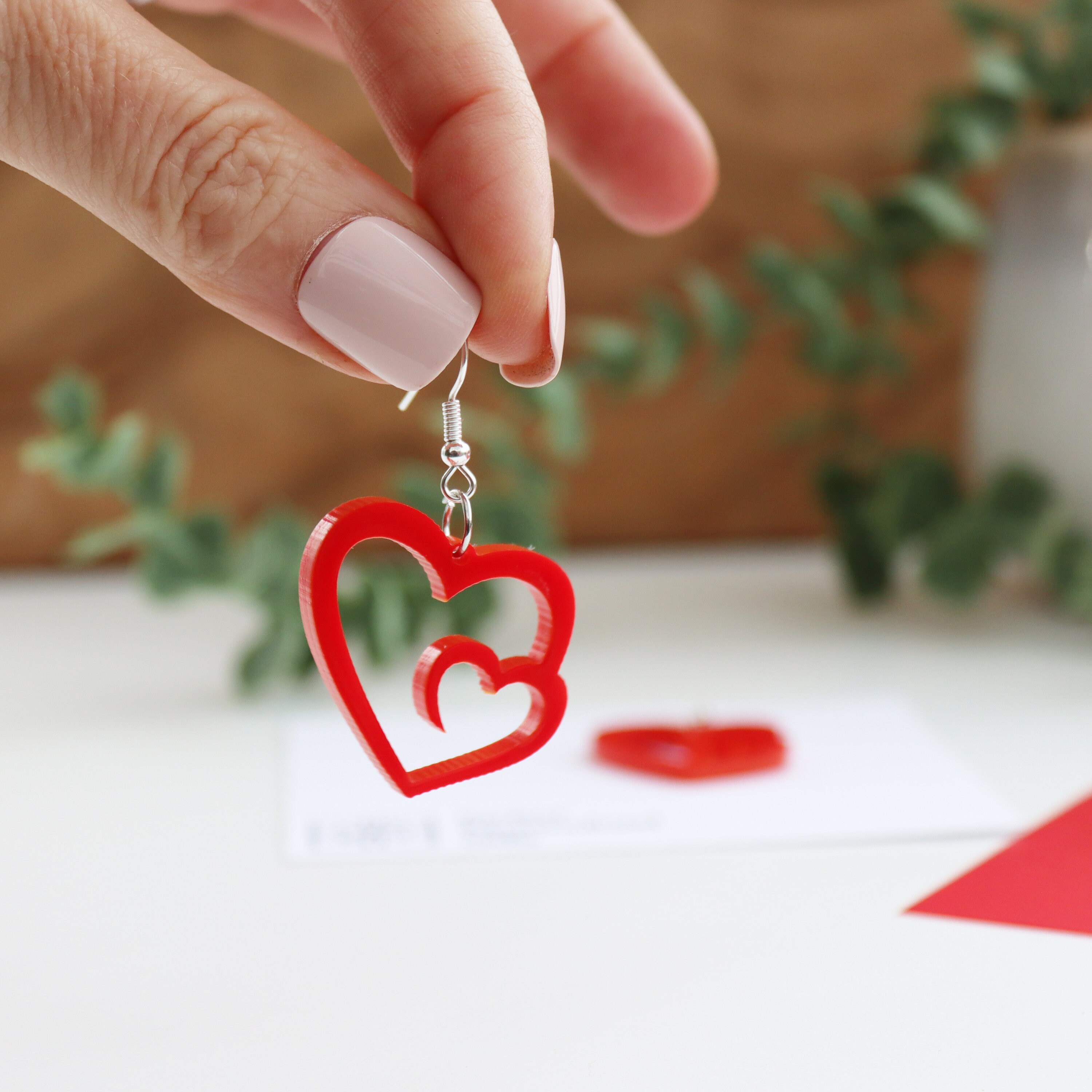 Orecchini pendenti a forma di cuore in acrilico rosso fatti a mano: ganci color oro - Italia