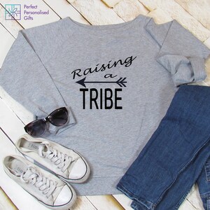 Raising a Tribe スローガン スウェットシャツ | 快適なスウェットシャツ | 新米ママへのギフト | スローガン セーター | ベビーシャワー ギフト | ママへのギフト | 風変わりなラウンジウェア