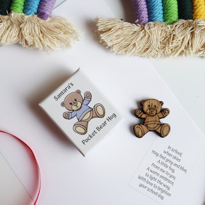Abrazo de oso personalizado en una caja Ficha de regreso a la escuela / Ilumina los días escolares Aumenta la confianza y la comodidad / Primer día de la guardería