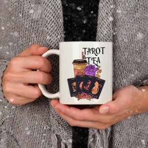 Lustige Tee und Tarot Tasse | Tarot Tee Geschenk Tasse | Geburtstagsgeschenk für Tarotkartenleser | Teeliebhaber | Tarot Legung Geschenk | Bedruckte Teetasse
