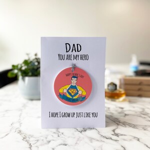 Personalisierte Vatertagskarte Superheld mit Medaille | Vatertagskarte | Personalisiertes Vatertagsgeschenk | Personalisierte Medaille für Papa