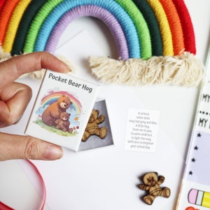Abrazo de oso en una caja Token de regreso a la escuela / Abrazo de oso en su bolsillo / Comenzar la guardería o el regalo de comodidad escolar / Aumentar la confianza en la escuela