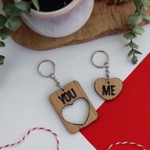 You And Me Herz Schlüsselanhänger Set | Holz Herz Schlüsselanhänger Set Valentinstag Geschenk | Ineinandergreifende Holz-Schlüsselanhänger | Paare Schlüsselring Set aus Holz