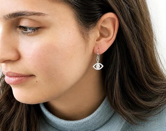 Oorbellen van sterling zilver met het boze oog, een subtiel beschermend amulet, zilveren hangende oorbellen, een spiritueel cadeau voor vrouwen