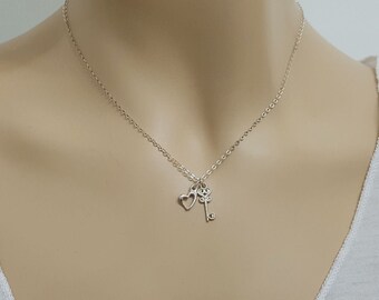 Collar de llave, corazón de plata de ley pequeño y encanto de duelo de llave, pequeña joyería Dainty, llave de mi collar del corazón, colgante de la llave del amor de capas