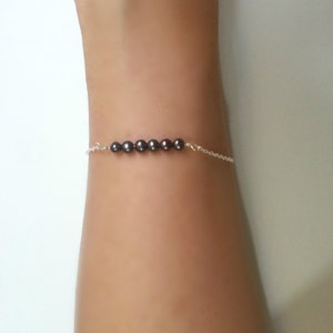 Bracelet en argent avec perle noire, chaîne de bijoux en perles, perles de Tahiti délicates, bijoux délicats, bracelet femme minimaliste, cadeau pour elle