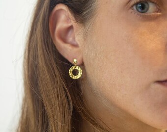 14k Gold-gefüllte Kreis-Bolzenohrringe, zierlicher strukturierter minimalistischer Schmuck