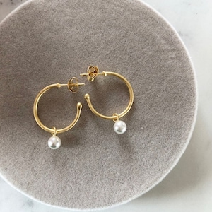 Ella Creolen Perle • Perlen-Creolen • Perle Huggie Creolen • Perlen Ohrringe • Perlenschmuck • Geschenk für Sie • Brautjungfer Geschenke • Geschenke für Mama