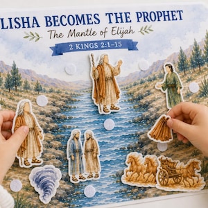 Pode incluir: Um conjunto de quadro de feltro intitulado ELISHA BECOMES THE PROPHET The Mantle of Elijah 2 KINGS 2:1-15 apresentando uma paisagem em aquarela de um rio e montanhas com figuras destacáveis de pessoas, uma carruagem, cavalos e um manto.