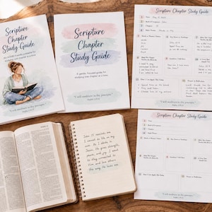 Può includere: Una raccolta di guide allo studio dei capitoli biblici con dettagli ad acquerello, una Bibbia aperta e un quaderno a spirale. Le pagine includono sezioni per appunti, riflessioni e preghiere, con il testo Scripture Chapter Study Guide.
