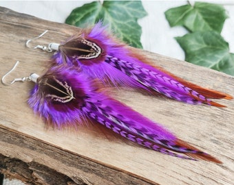 Echte paarse veren oorbellen, lange zilveren gouden funky boho sieraden, bungelende kleurrijke eigenzinnige oorbellen, gestreepte grizzly hoepels of clip op oorbellen