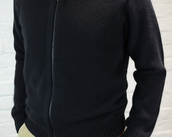 Cardigan da uomo in puro cashmere al 100%.