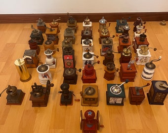 43 miniature coffee grinders. Ancien moulin . Kaffemuhle