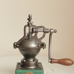 Antique French coffee grinder Peugeot Nº00