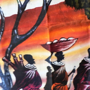Puede incluir: Una pintura colorida que representa a un grupo de personas llevando cestas en la cabeza. La pintura est&aacute; realizada en un estilo vibrante con colores fuertes y pinceladas gruesas. El fondo presenta un cielo de puesta de sol con un &aacute;rbol en primer plano.