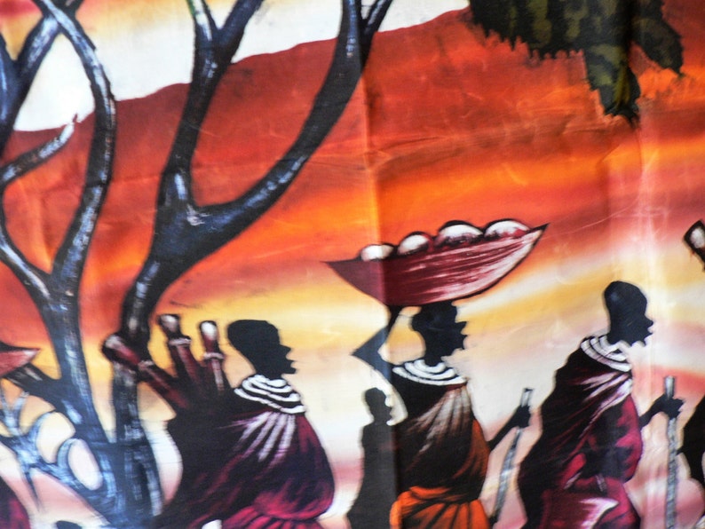 Puede incluir: Una pintura colorida que representa a un grupo de personas llevando cestas en la cabeza. La pintura est&aacute; realizada en un estilo vibrante con colores fuertes y pinceladas gruesas. El fondo presenta un cielo de puesta de sol con un &aacute;rbol en primer plano.