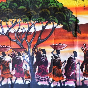 Puede incluir: Una pintura colorida que representa a un grupo de personas que llevan cestas y otros objetos en la cabeza. Las personas caminan en fila, y la pintura est&aacute; ambientada en un fondo de puesta de sol y una monta&ntilde;a. La pintura est&aacute; realizada en un estilo que recuerda al arte africano.