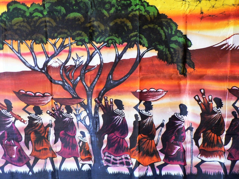 Puede incluir: Una pintura colorida que representa a un grupo de personas que llevan cestas y otros objetos en la cabeza. Las personas caminan en fila, y la pintura est&aacute; ambientada en un fondo de puesta de sol y una monta&ntilde;a. La pintura est&aacute; realizada en un estilo que recuerda al arte africano.