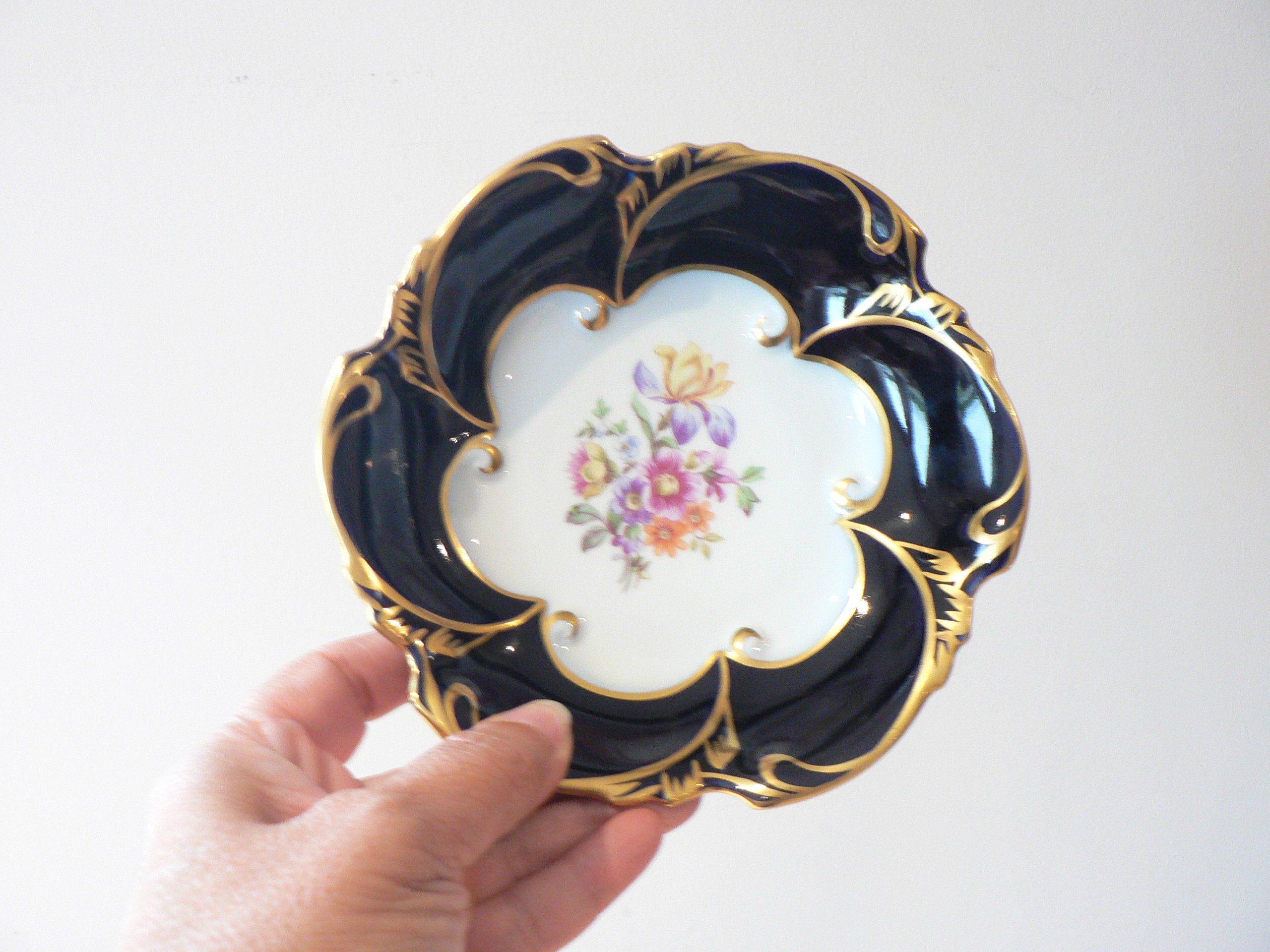 ヴィンテージ コバルトブルー 磁器皿：ドイツ風花模様の金彩トリム
