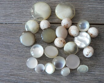 Bouton Lucite Ivoire Lot Mixte de 25 avec Fond De Jarret - boutons de lucite brun moucheté / beige