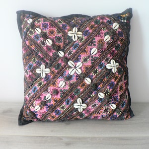 Cuscino ricamato a mano Baluch - Cuscino etnico Boho - Floreale rosa e nero - Conchiglie multicolori 15 x 15 pollici