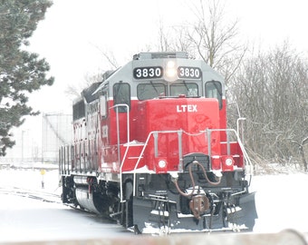 Foto de locomotora LTEX roja: Imprimible para entusiastas de los trenes (descarga digital)